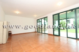 CLEAR WATER BAY Village House with Huge Lawn Garden For Rent