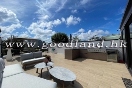 Clear Water Bay Villa With Huge Split-Level Garden For Sale