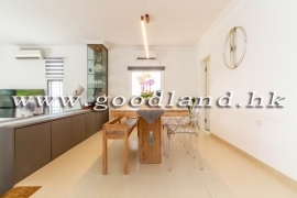 Clear Water Bay End-Unit Villa With Terrace Garden For Sale