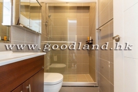 Clear Water Bay End-Unit Villa With Terrace Garden For Sale