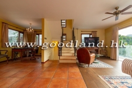 Clear Water Bay Convenient Location Village House for Sale