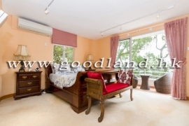 Sai Kung Corner House for Sale | Private Gate Parking, Communal Pool & Greenery
