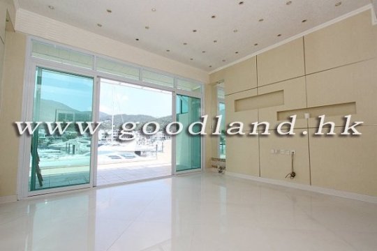 SAI KUNG Waterfront Villa in Well-Known Complex For Sale