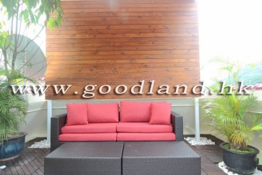 CLEAR WATER BAY Village House with Huge Lawn Garden For Sale