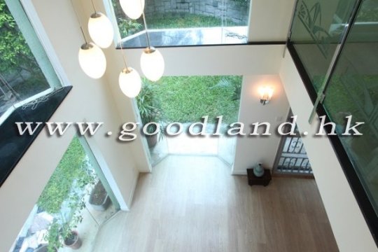 CLEAR WATER BAY Village House with Huge Lawn Garden For Sale