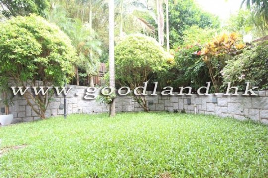 CLEAR WATER BAY Village House with Huge Lawn Garden For Sale