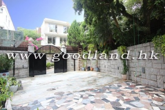 CLEAR WATER BAY Village House with Huge Lawn Garden For Sale