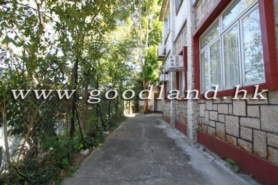 CLEAR WATER BAY Village House with Big Garden For Sale