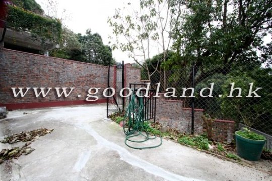 CLEAR WATER BAY Village House with Big Garden For Sale