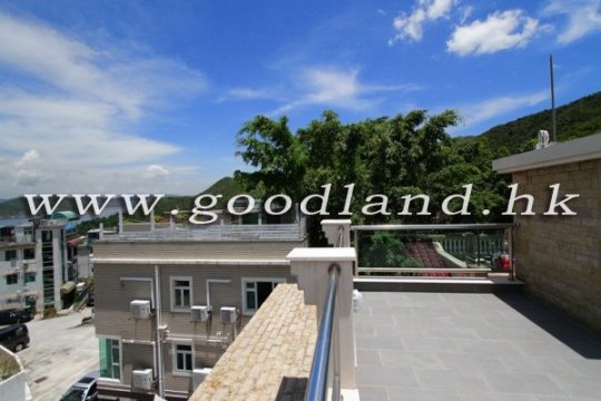 CLEAR WATER BAY Village House with Lawn Garden For Sale