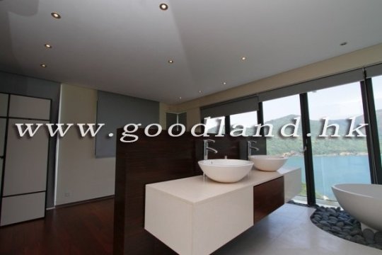 CLEAR WATER BAY Garden Village House with Spacious Layout For Sale