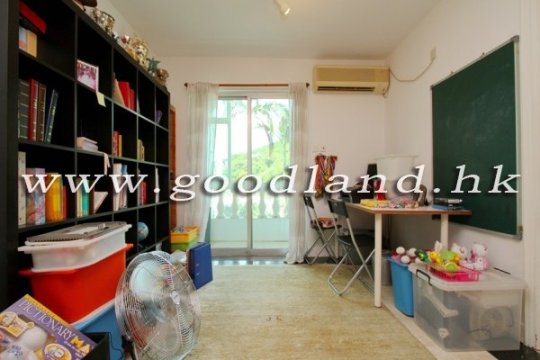 CLEAR WATER BAY Village House with Huge Lawn Garden For Sale