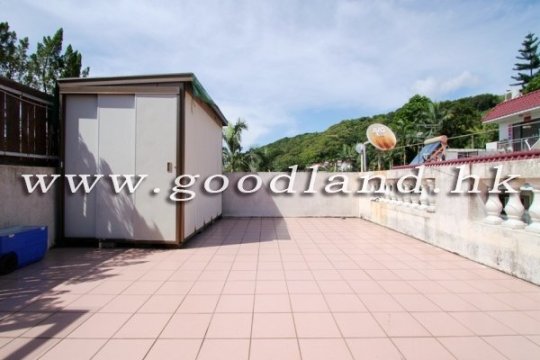 CLEAR WATER BAY Village House with Huge Lawn Garden For Sale