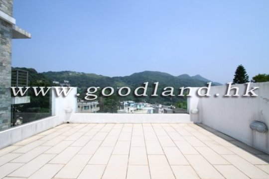 CLEAR WATER BAY Spacious Village House with Parking For Sale