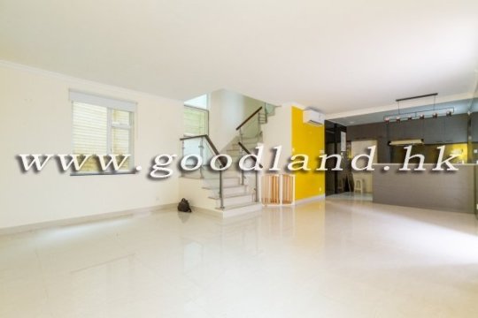 Clear Water Bay Spacious Sea View Village House for Sale