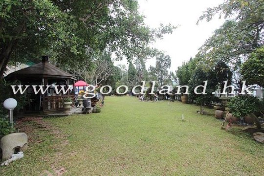 Sai Kung Mid-level Detached House for Sale | Huge Fenced Garden & Ample Parking