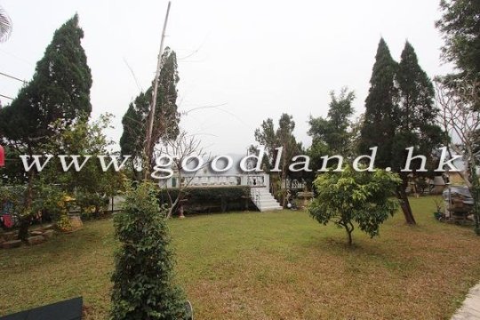 Sai Kung Mid-level Detached House for Sale | Huge Fenced Garden & Ample Parking