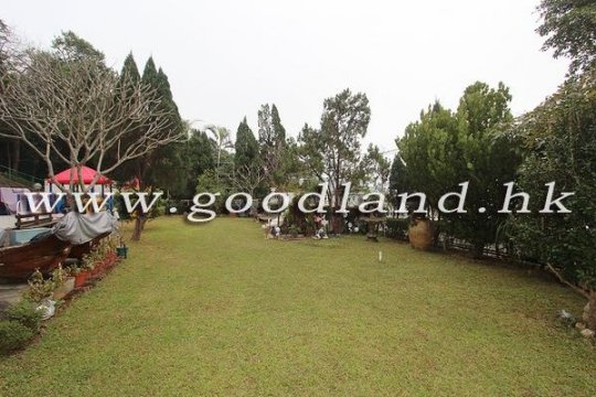 Sai Kung Mid-level Detached House for Sale | Huge Fenced Garden & Ample Parking