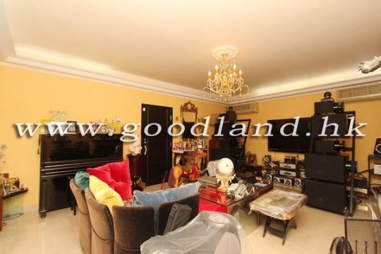Sai Kung Mid-level Detached House for Sale | Huge Fenced Garden & Ample Parking