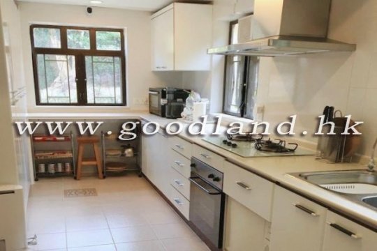 Sai Kung End-unit Detached House for Sale | Lawn Garden, Mountain and Greenery View