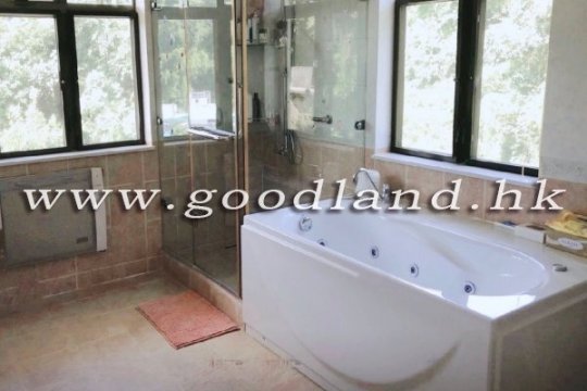 Sai Kung End-unit Detached House for Sale | Lawn Garden, Mountain and Greenery View