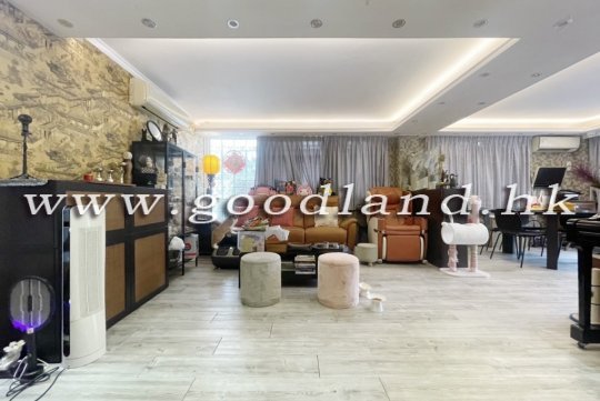 【Sai Kung Village House For Sale】3-BR 2-Suite Fenced Garden