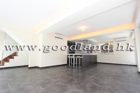 Sai Kung Convenient Location Village House for Sale