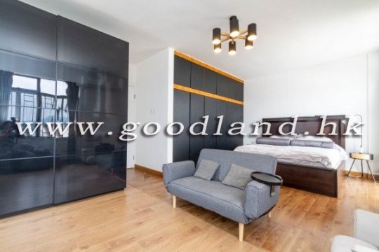 Clear Water Bay End-Unit Villa With Terrace Garden For Sale