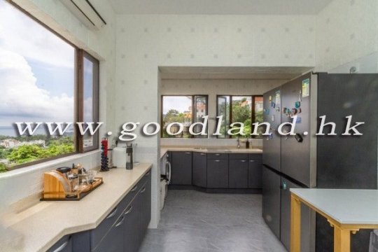 Clear Water Bay End-Unit Villa With Terrace Garden For Sale