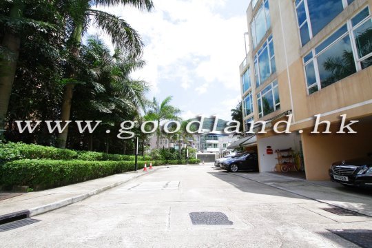 Sai Kung Villa For Sale | Family Home with Communal Pool